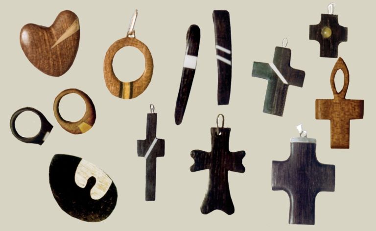 drewniana biżuteria pierścionki, krzyżyki, zawieszki, broszki
