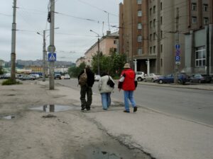 Troje "pielgrzymów" na spacerze po Murmańsku