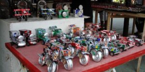 Bazar, samochodziki i motocykle z blaszanych puszek