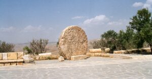 Abu Badd – kamień nazywany „Rolling Stone"