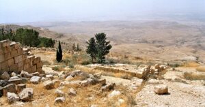 Widok z góry Nebo, w oddali Morze Martwe i Izrael