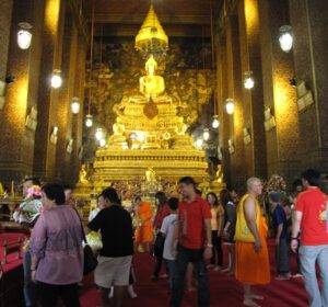 Złoty Budda w głównym bocie świątyni