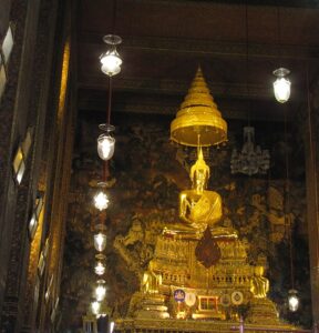Złoty Budda w głównym bocie świątyni