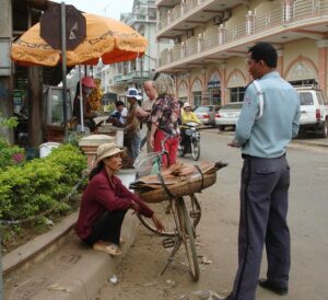 Sprzedawczyni suszonych ryb w rozmowie z policjantem