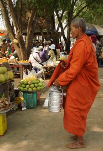 Mnich zbierający żywnościowe datki