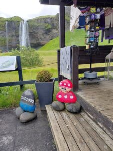 Wejście do sklepiku z pamiątkami i ubrankami z włóczki