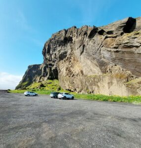 Skala przy parkingu - to chyba ogromny troll