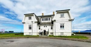 Rett i Andrzejek przed Höfði House