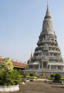 - Monumentalna kamienna stupa