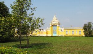 Phnom Penh, Pałac Królewski, brama wejściowa z turkusowymi drzwiami